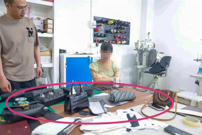 九游體育網(wǎng)購品牌手提包遇“李鬼” 崇明警方破獲一起假冒注冊(cè)商標(biāo)案(圖1)