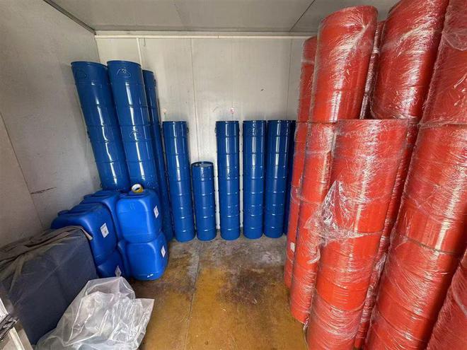 6折售賣品牌化學(xué)助劑？奉賢警方偵破一起假冒注冊(cè)商標(biāo)案涉案金額九游體育900萬(wàn)元(圖1)