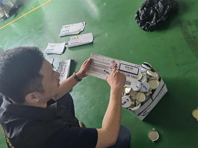 6折售賣品牌化學(xué)助劑？奉賢警方偵破一起假冒注冊(cè)商標(biāo)案涉案金額九游體育900萬(wàn)元(圖2)